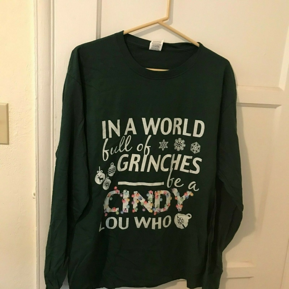 In a World Full of Grinches UNISEX T-Shirt Sz L